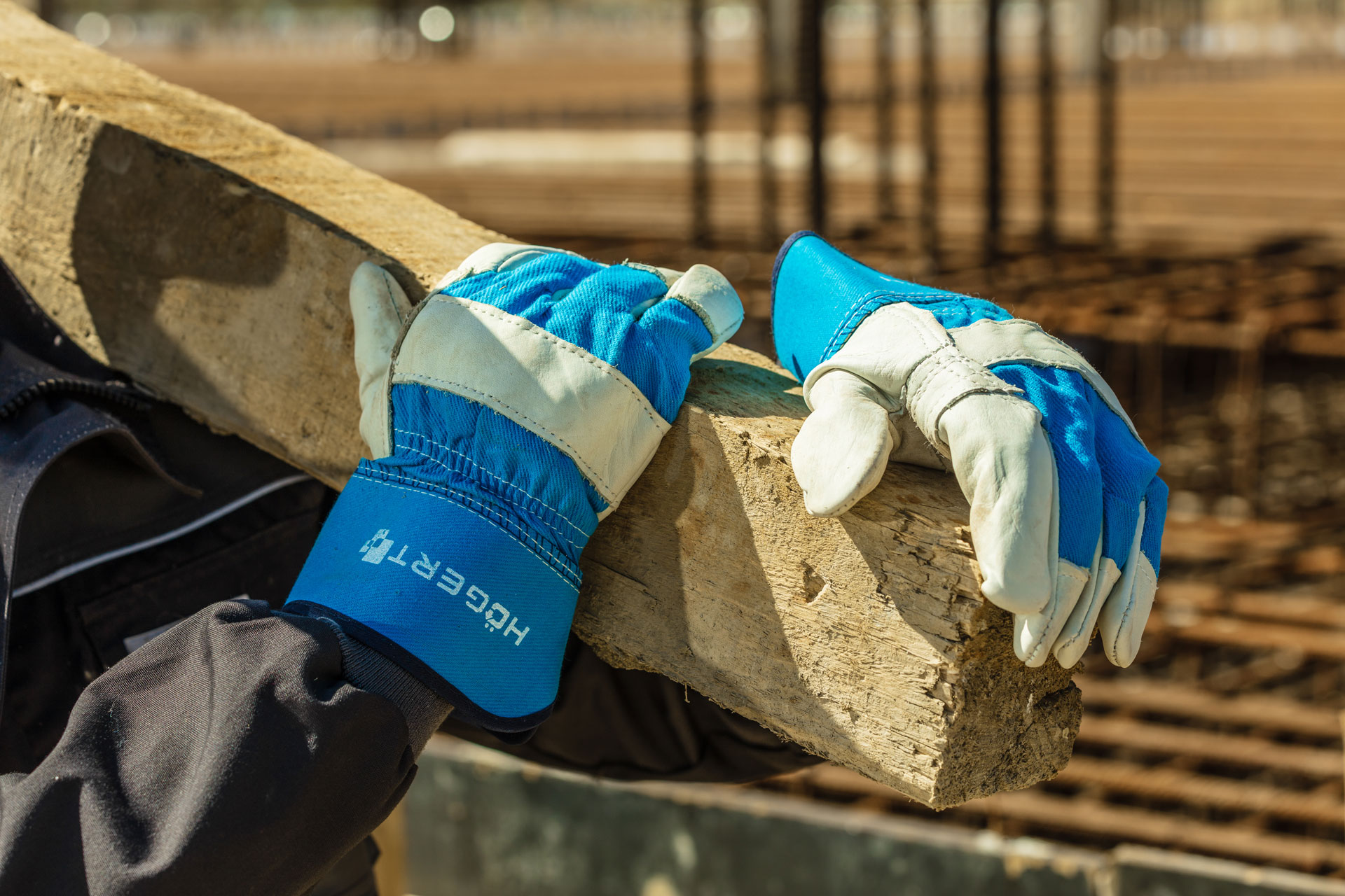 What general requirements must protective gloves meet?